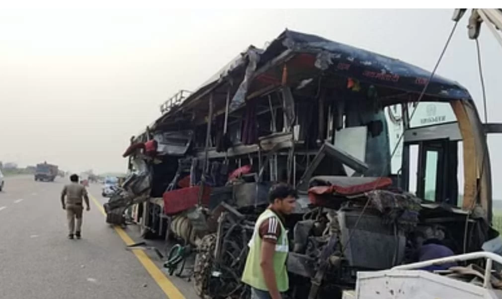 18 Killed, 19 Injured in Bus-Tanker Collision on Lucknow-Agra Expressway