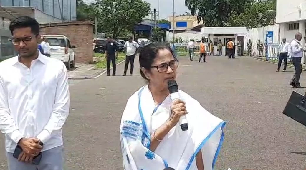 “Will record my voice…”: Mamata Banerjee Heads to Delhi for Niti Ayog Meet, Vows to Raise Bengal’s Concerns