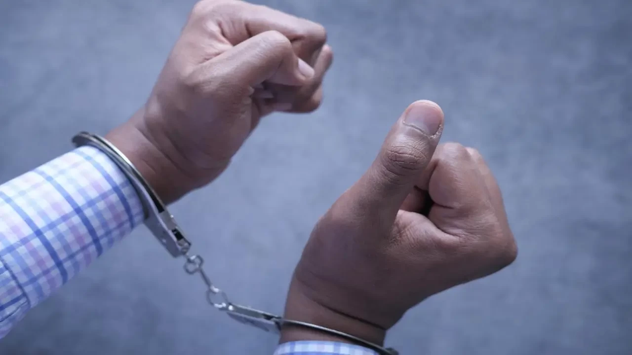 Armed Robbers Loot ₹10 Lakh from Victims in Mumbai, One Arrested