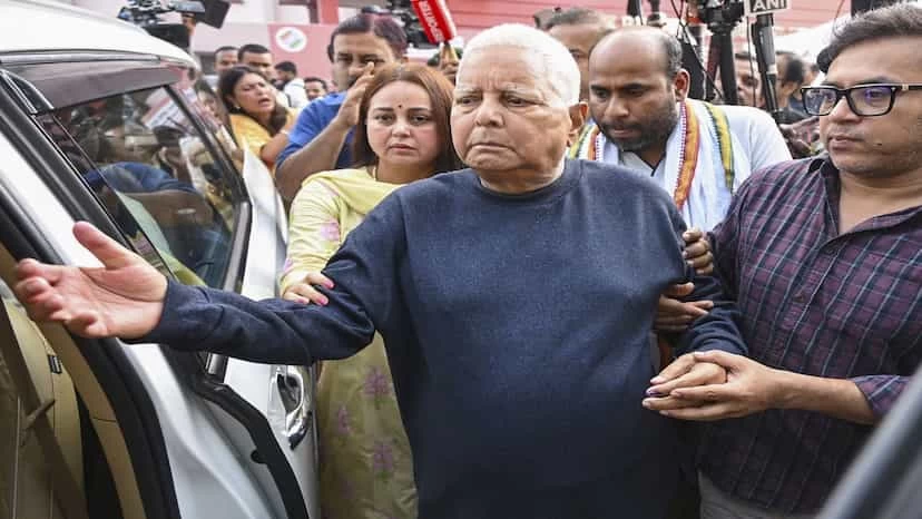 “Roti Palat Na Chahiye, Nahi Toh Jal Jayega”: Lalu Yadav’s Jibe at Nitish as Bihar Votes in Phase 1